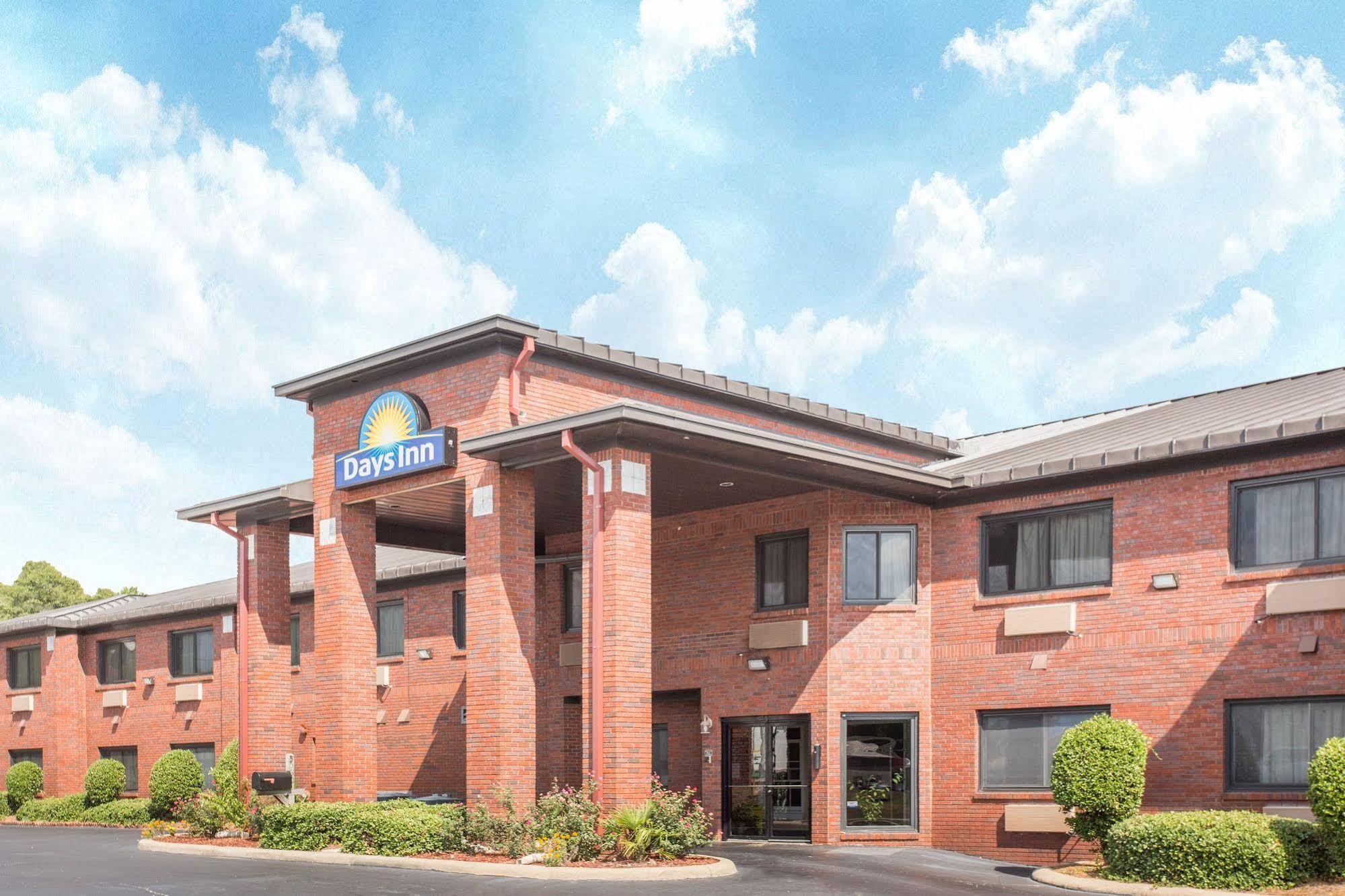 Days Inn By Wyndham Phenix City Near Fort Moore Buitenkant foto