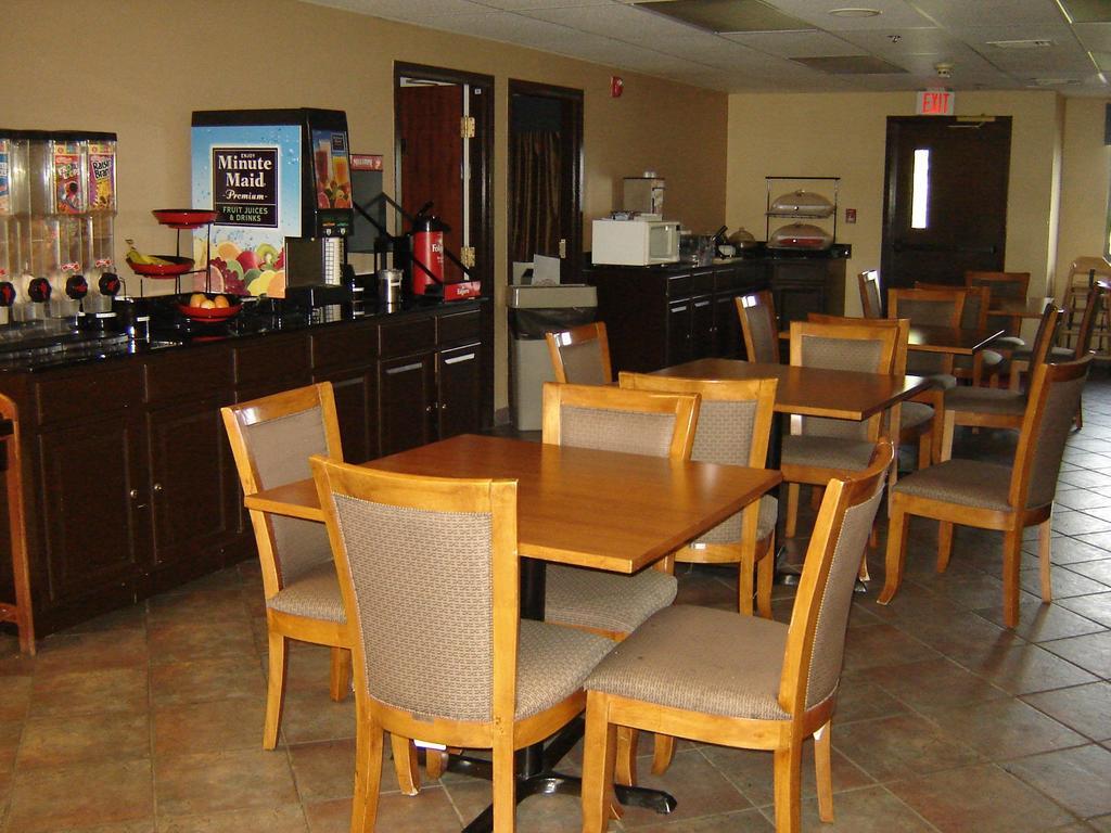 Days Inn By Wyndham Phenix City Near Fort Moore Buitenkant foto
