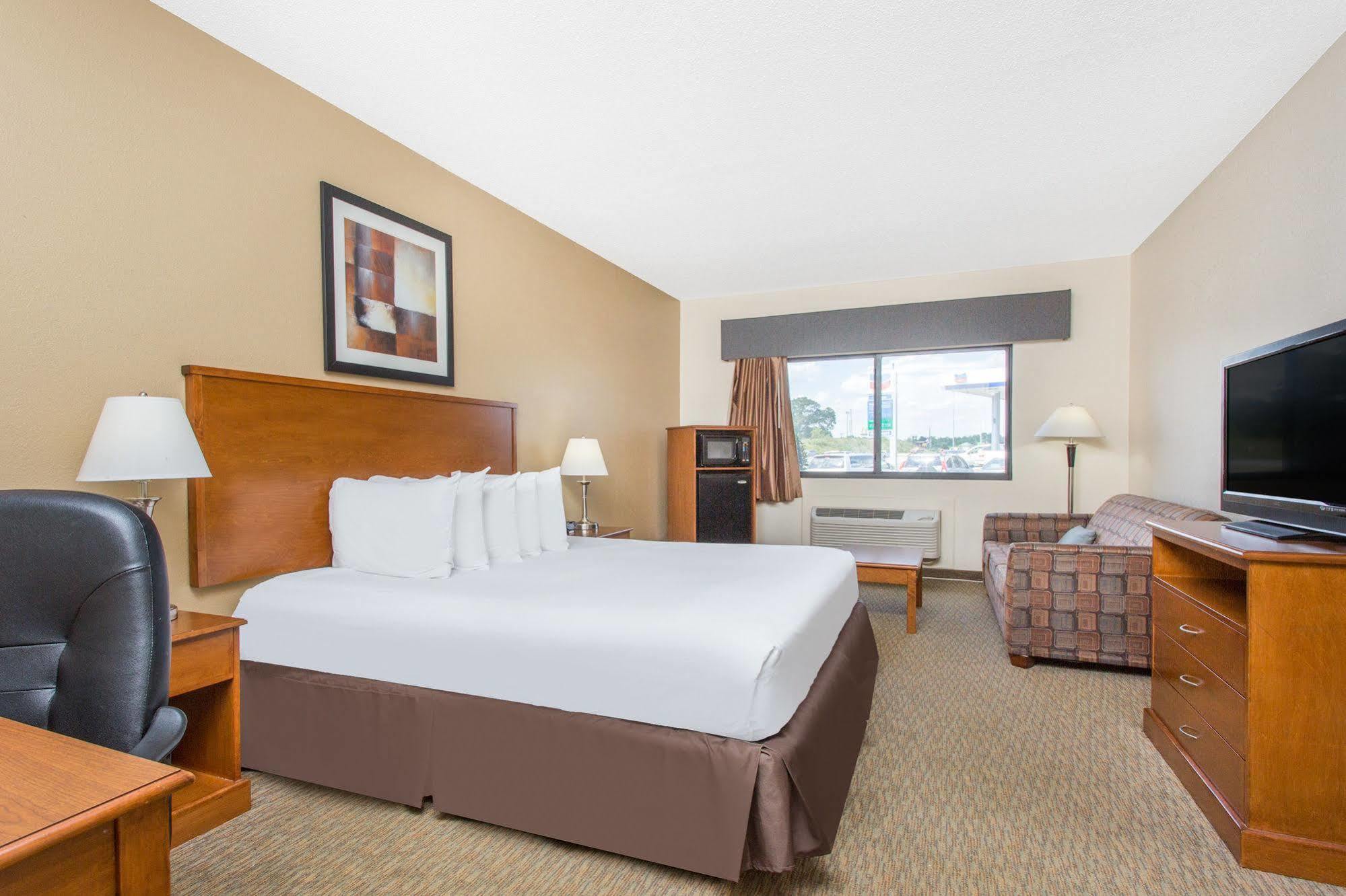 Days Inn By Wyndham Phenix City Near Fort Moore Buitenkant foto